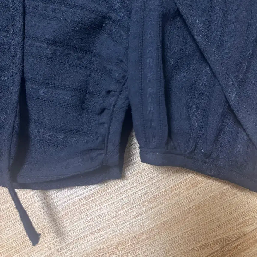 [BUNJANG] Avery Crop Blouse / 에이블리 크롭 블라우스