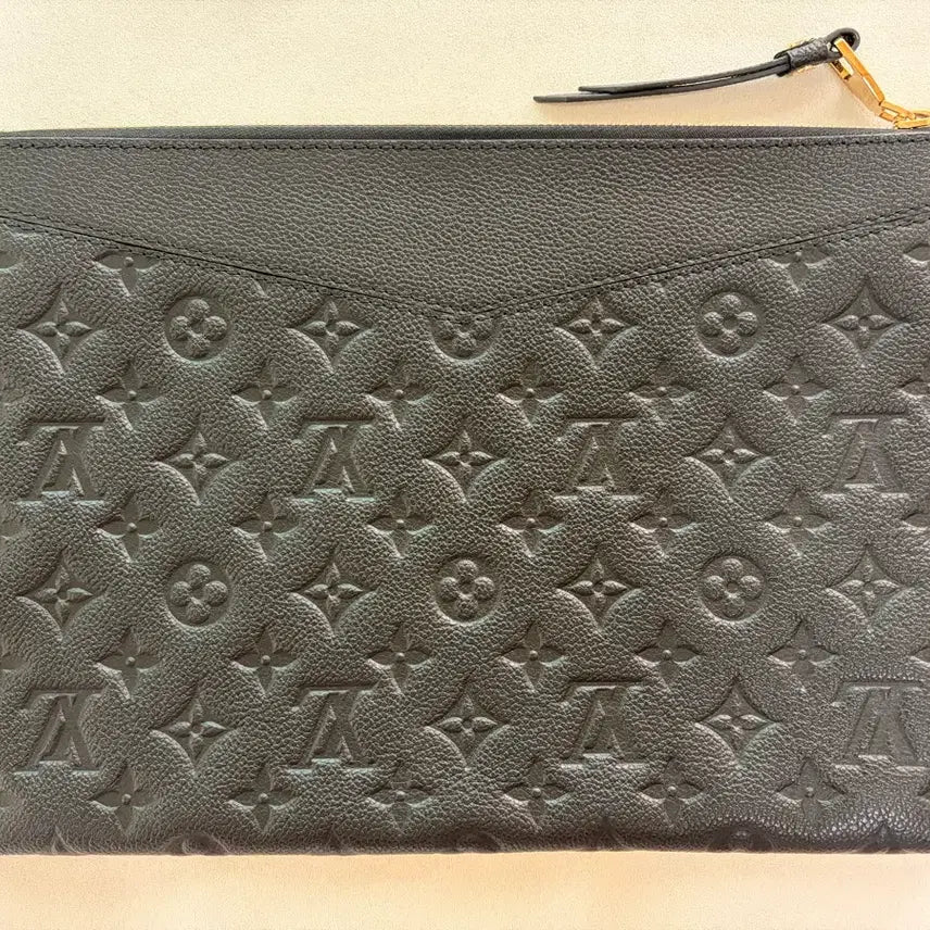 [BUNJANG] Louis Vuitton Monogram Empreinte Daily Pouch Black (M62937) / [S급] 루이비통 데일리 파우치 앙프렝뜨 블랙 (M62937)+더스트백