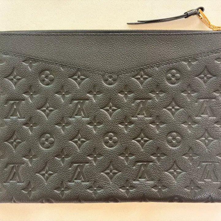 [BUNJANG] Louis Vuitton Monogram Empreinte Daily Pouch Black (M62937) / [S급] 루이비통 데일리 파우치 앙프렝뜨 블랙 (M62937)+더스트백