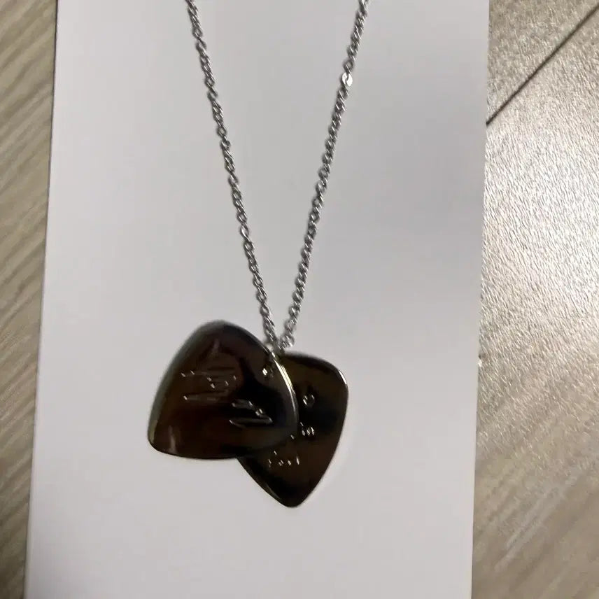 [BUNJANG] DAY6 Sungjin Guitar Pick Necklace / 데이식스 성진 기타 피크 목걸이