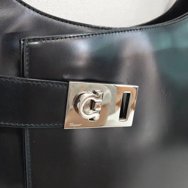 [BUNJANG] Salvatore Ferragamo Gancini Leather Shoulder Bag / 페라가모 간치니 레더 숄더백