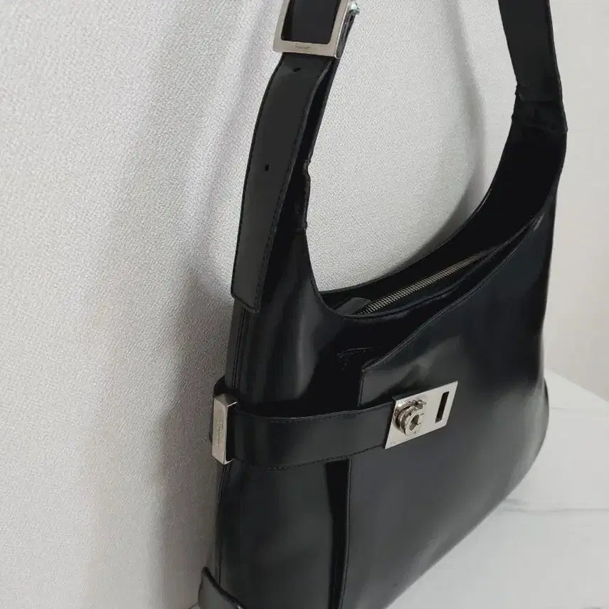 [BUNJANG] Salvatore Ferragamo Gancini Leather Shoulder Bag / 페라가모 간치니 레더 숄더백