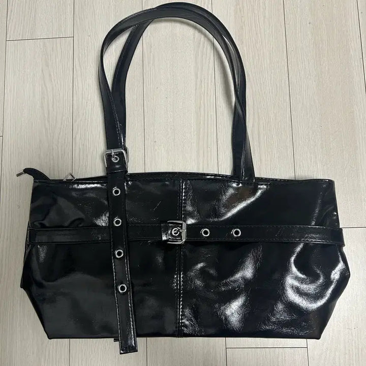 [BUNJANG] Black Enamel Buckle Shoulder Bag / 블랙 에나멜 버클 숄더백