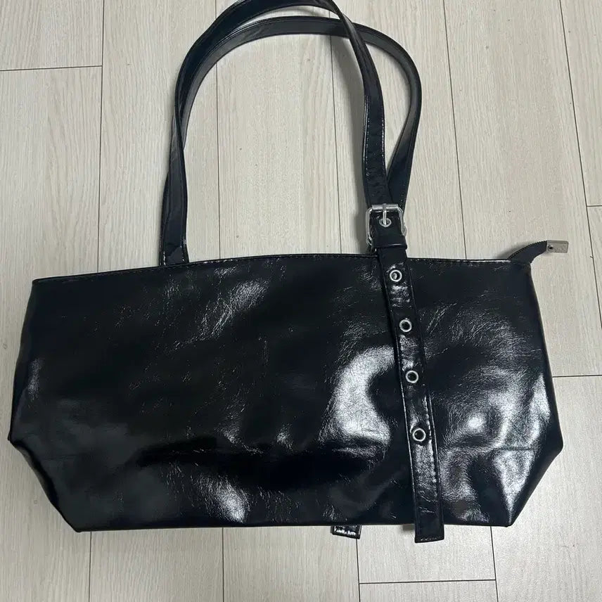 [BUNJANG] Black Enamel Buckle Shoulder Bag / 블랙 에나멜 버클 숄더백