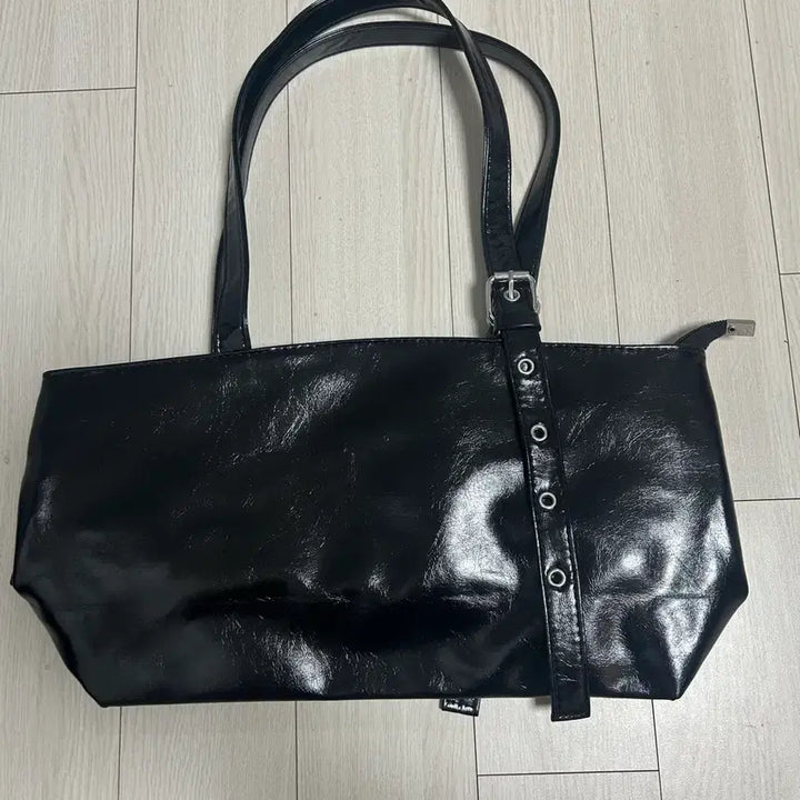 [BUNJANG] Black Enamel Buckle Shoulder Bag / 블랙 에나멜 버클 숄더백