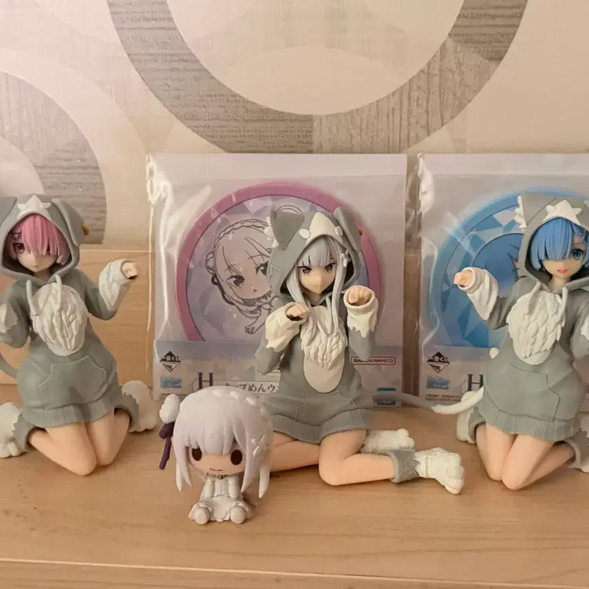 [BUNJANG] Re:Zero Emilia, Rem, Ram Figure &amp; Badge Bundle Set / 리제로 피규어 굿즈 일괄 판매