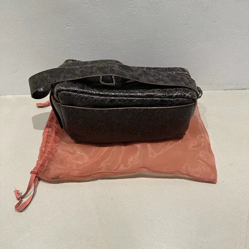 [BUNJANG] Archive Appk Luv Lock Biker Bag (Rusty Black) / 아카이브앱크 Luv lock biker bag(Rusty black)