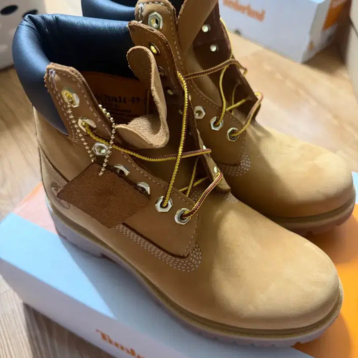 [BUNJANG] Timberland 6-Inch Waterproof Boots Wheat Nubuck Wide 245mm / 팀버랜드 6인치 워터프루프 부츠 위트 누벅 와이드 245mm