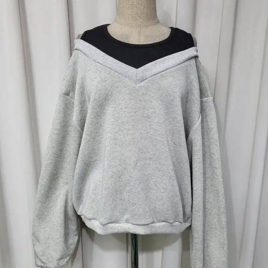 [BUNJANG] Color Block Layered V-Neck Sweatshirt (Oatmeal + Black) / 약기모 어깨 트임 배색 레이어드 맨투맨 오트밀+검정
