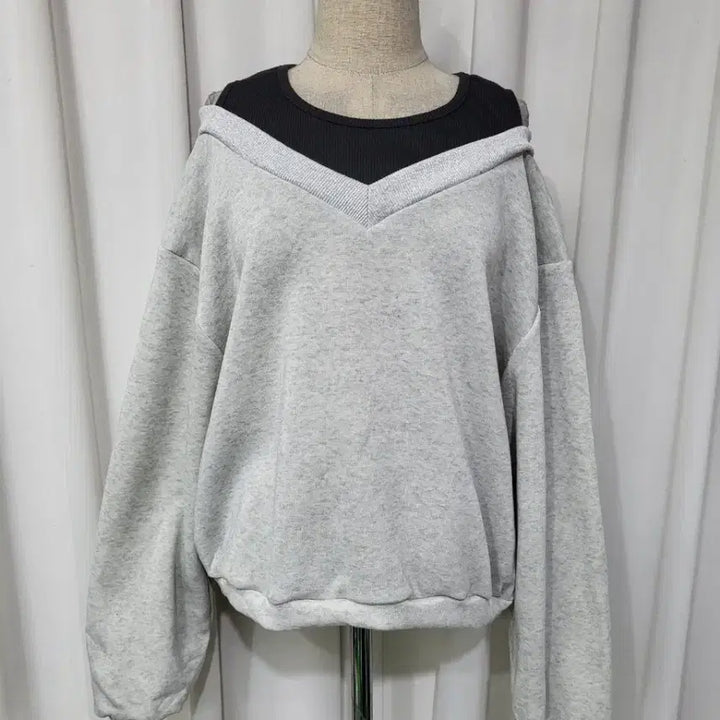 [BUNJANG] Color Block Layered V-Neck Sweatshirt (Oatmeal + Black) / 약기모 어깨 트임 배색 레이어드 맨투맨 오트밀+검정