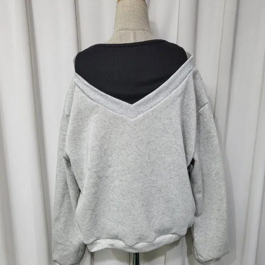 [BUNJANG] Color Block Layered V-Neck Sweatshirt (Oatmeal + Black) / 약기모 어깨 트임 배색 레이어드 맨투맨 오트밀+검정