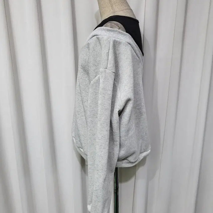 [BUNJANG] Color Block Layered V-Neck Sweatshirt (Oatmeal + Black) / 약기모 어깨 트임 배색 레이어드 맨투맨 오트밀+검정