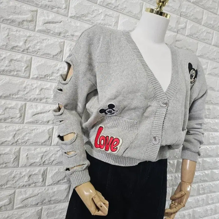 [BUNJANG] Mickey Mouse Wappen Slit Knit Cardigan - Grey / 새상품 미키마우스 와펜 트임 니트 가디건 그레이