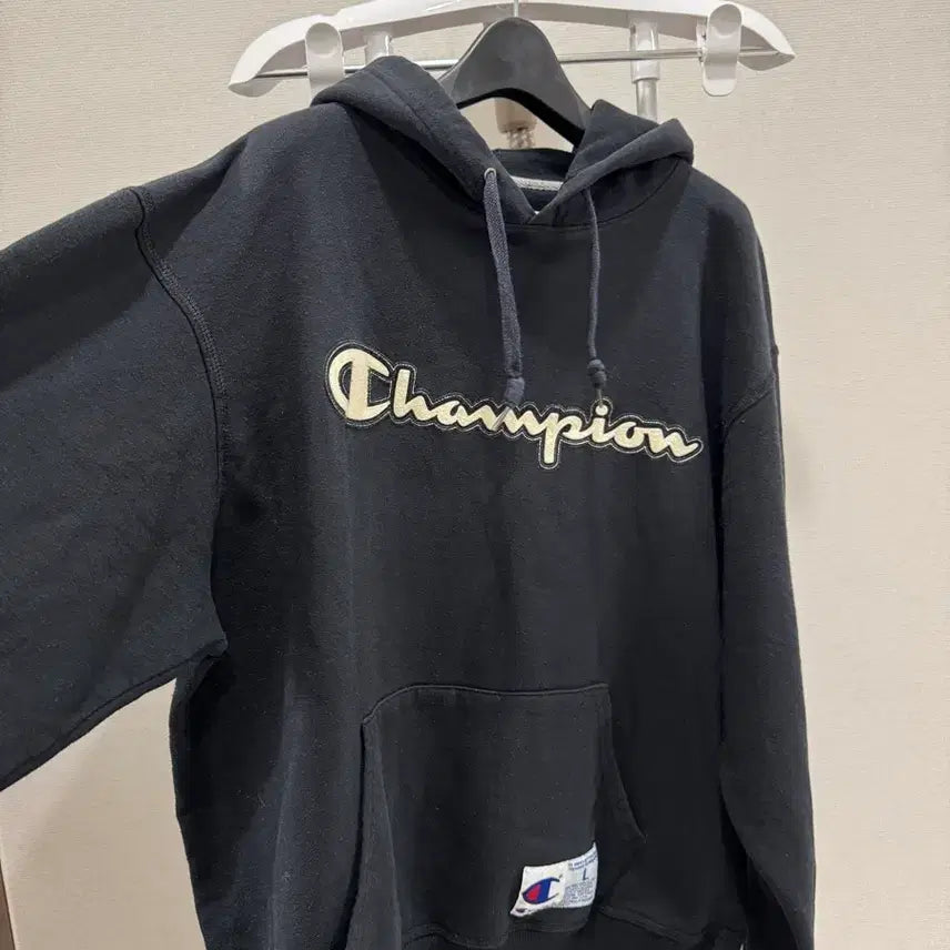 [BUNJANG] Champion Black Logo Embroidered Hoodie L Size / 챔피온 후드티 L사이즈