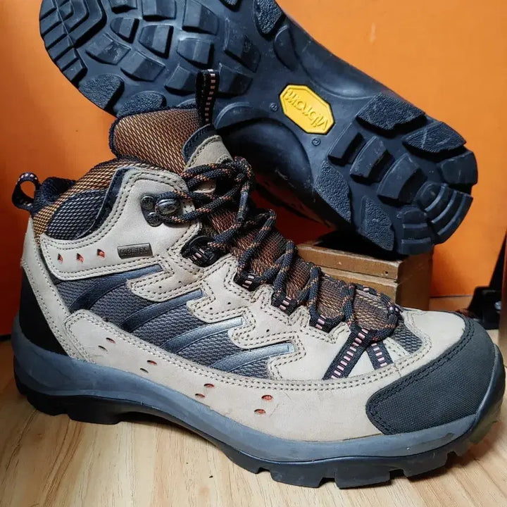 [BUNJANG] Gamont Gore-Tex Vibram Grip Hiking Boots (Tagged 275, Recommended 270) / (새상품)가몬트 고어텍스 비브람그립 등산화(표기275 추천사이즈270)