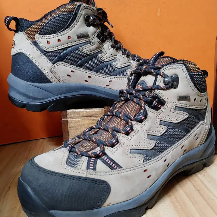 [BUNJANG] Gamont Gore-Tex Vibram Grip Hiking Boots (Tagged 275, Recommended 270) / (새상품)가몬트 고어텍스 비브람그립 등산화(표기275 추천사이즈270)