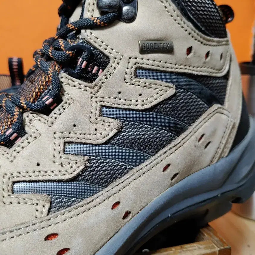 [BUNJANG] Gamont Gore-Tex Vibram Grip Hiking Boots (Tagged 275, Recommended 270) / (새상품)가몬트 고어텍스 비브람그립 등산화(표기275 추천사이즈270)