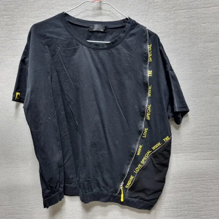 [BUNJANG] Black Short Sleeve T-Shirt with Side Zipper Detail / 사075 반팔 티셔츠