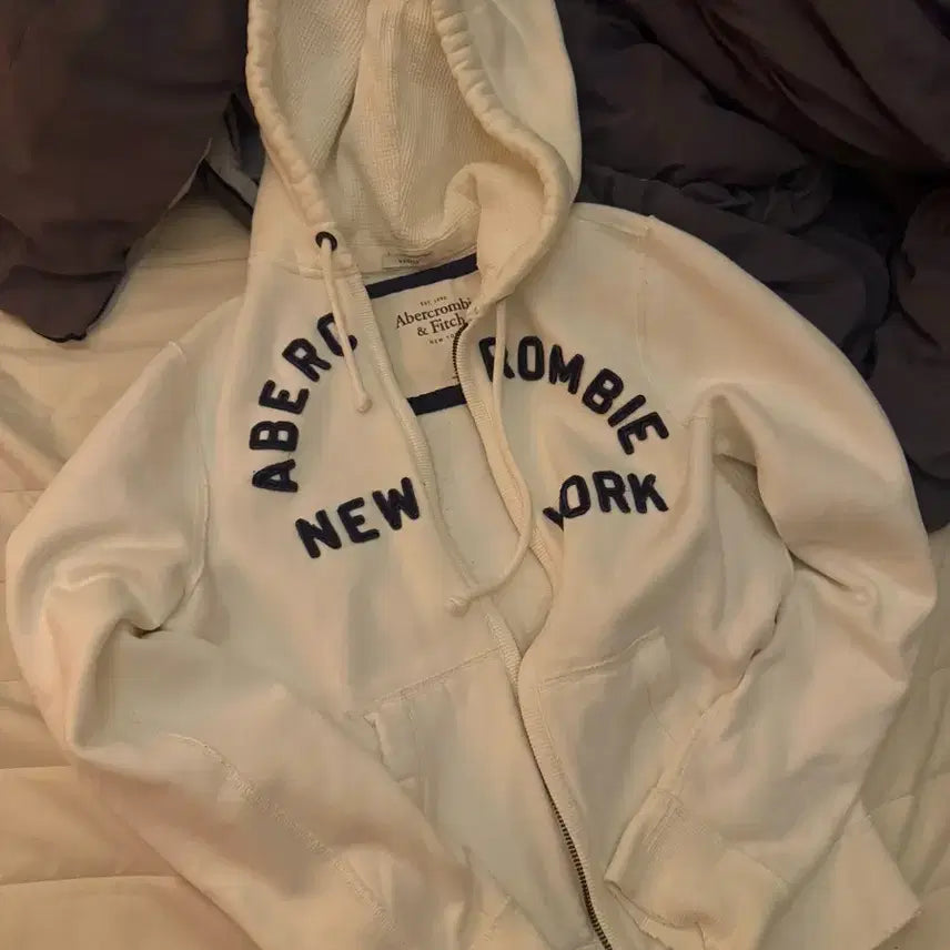 [BUNJANG] Abercrombie &amp; Fitch Ivory Hoodie / 아베크롬비 후드집업