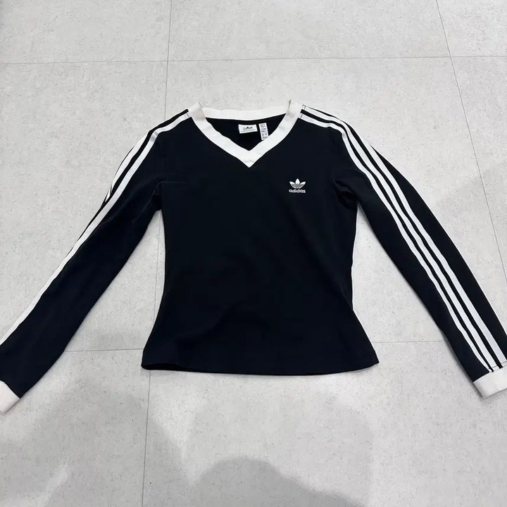 [BUNJANG] Adidas V-Neck Long Sleeve T-Shirt Black M / 아디다스 브이넥 롱슬리브 티셔츠 블랙 M
