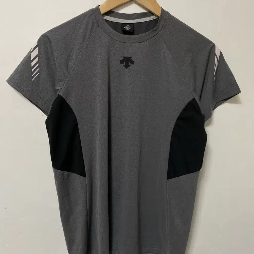 [BUNJANG] Descente Logo Performance Stretch Short Sleeve T-Shirt / 95 DESCENTE 데상트 로고 기능성 스판 반팔 티셔츠