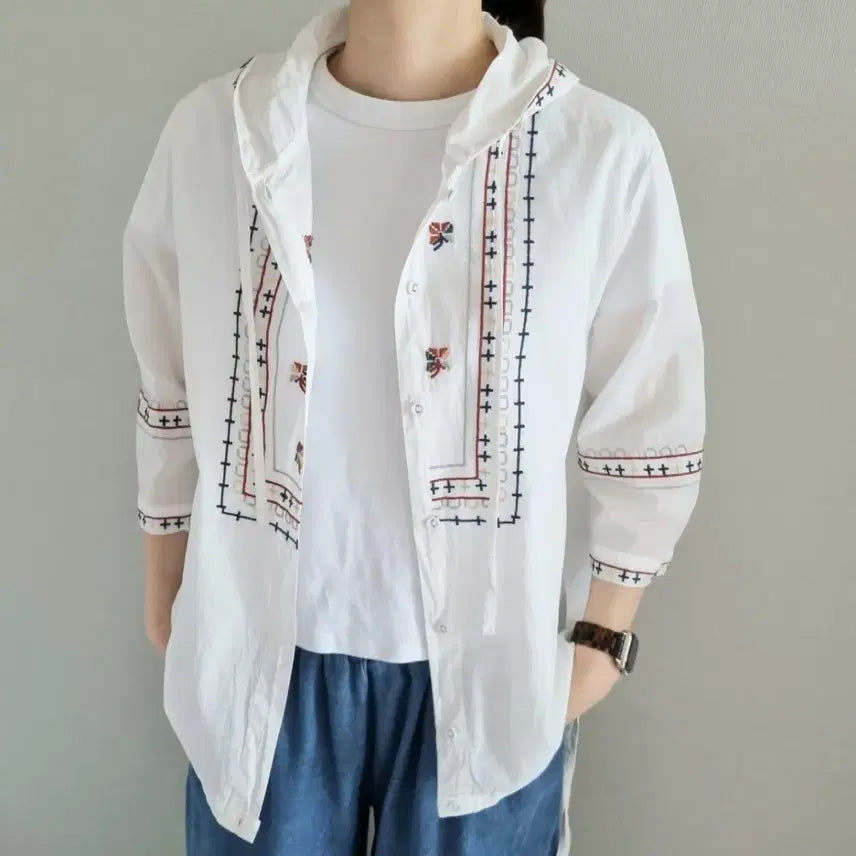 [BUNJANG] White Shirt Blouse with Embroidery Detail / 자수 포인트 화이트 셔츠 블라우스