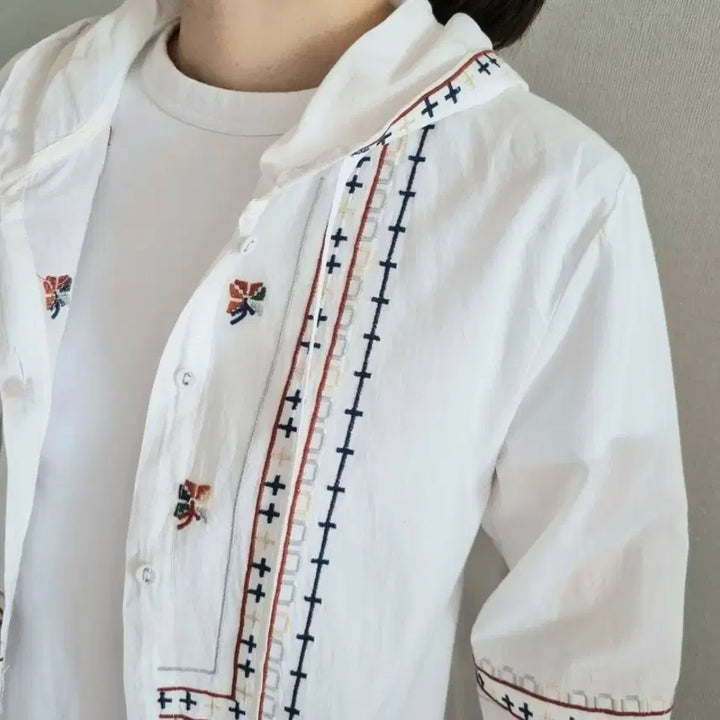 [BUNJANG] White Shirt Blouse with Embroidery Detail / 자수 포인트 화이트 셔츠 블라우스
