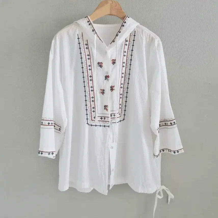 [BUNJANG] White Shirt Blouse with Embroidery Detail / 자수 포인트 화이트 셔츠 블라우스