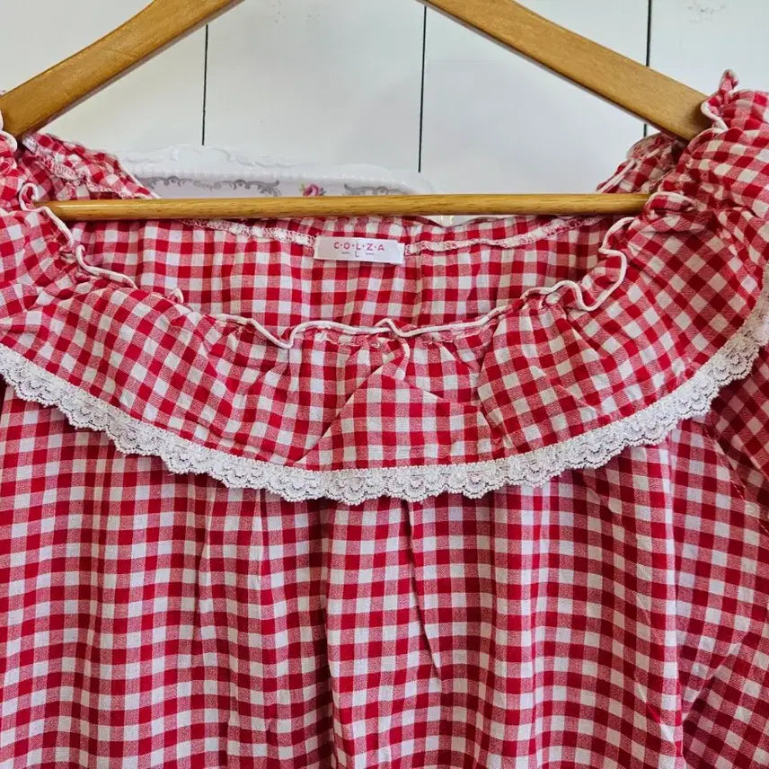 [SOLD OUT] (COLZA) 딸기쨈 깅엄체크 오프숄더 프릴 블라우스
