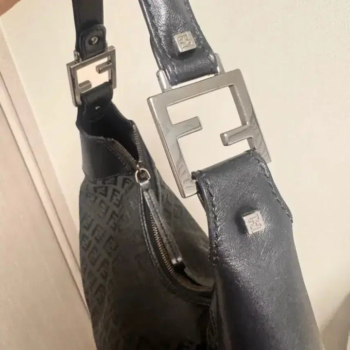 [BUNJANG] Fendi Vintage Black Shoulder Bag / 펜디 가방 빈티지 가방 정품 감정서 있음 홍대 리엔빈티지