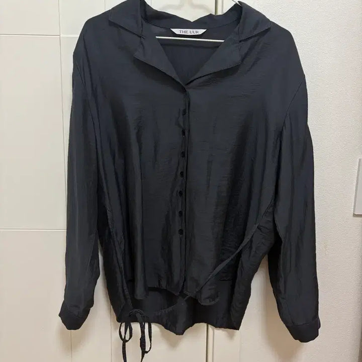 [BUNJANG] UUR Satin Night Blue V-Neck Blouse / UUR 새틴 나이트 블루 블라우스 uur satin night blue