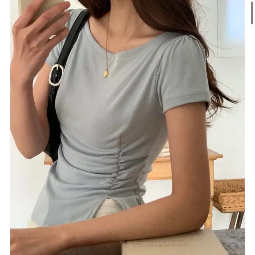 [BUNJANG] LRTIE Shirring Slit Short Sleeve T-Shirt (Free Size) / [보관만한새제품] 판매1위 단종 르티에 셔링 트임 반팔티 프리사이즈
