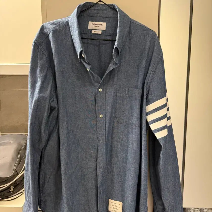 [BUNJANG] Thom Browne Chambray Printed Signature Stripe Straight Fit Shirt Blue / [5] 톰브라운 샴브레이 프린티드 사선 네임택 스트레이트 핏 셔츠 블루