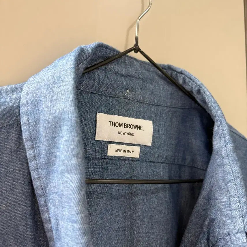 [BUNJANG] Thom Browne Chambray Printed Signature Stripe Straight Fit Shirt Blue / [5] 톰브라운 샴브레이 프린티드 사선 네임택 스트레이트 핏 셔츠 블루