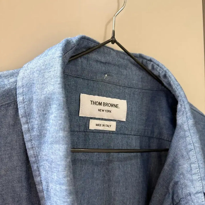 [BUNJANG] Thom Browne Chambray Printed Signature Stripe Straight Fit Shirt Blue / [5] 톰브라운 샴브레이 프린티드 사선 네임택 스트레이트 핏 셔츠 블루