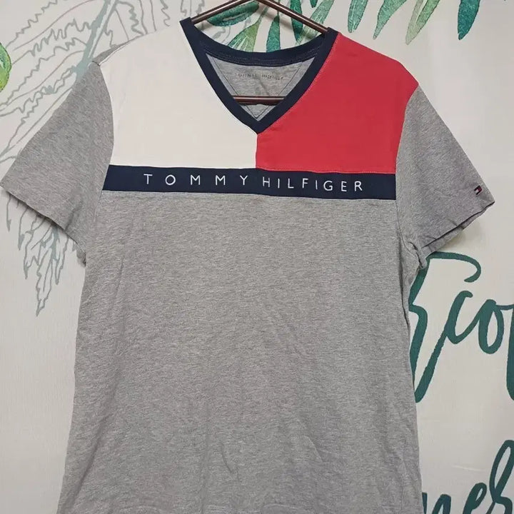 [BUNJANG] Tommy Hilfiger Embroidered Logo V-Neck Short Sleeve T-Shirt M / 타미힐피거  V넥 자수 로고 반팔티 M 95
