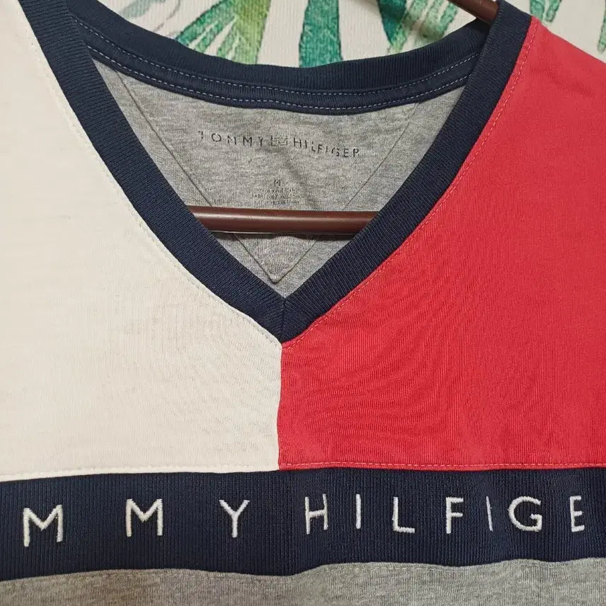 [BUNJANG] Tommy Hilfiger Embroidered Logo V-Neck Short Sleeve T-Shirt M / 타미힐피거  V넥 자수 로고 반팔티 M 95