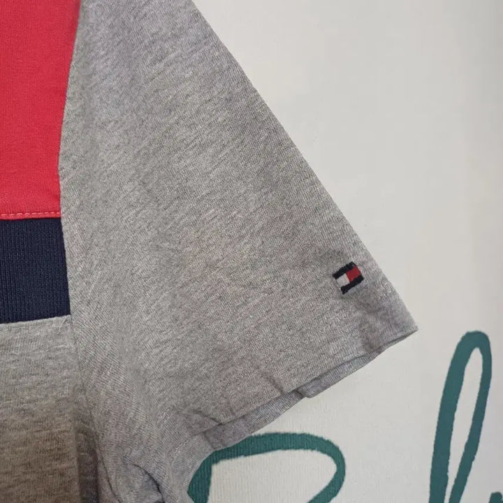 [BUNJANG] Tommy Hilfiger Embroidered Logo V-Neck Short Sleeve T-Shirt M / 타미힐피거  V넥 자수 로고 반팔티 M 95