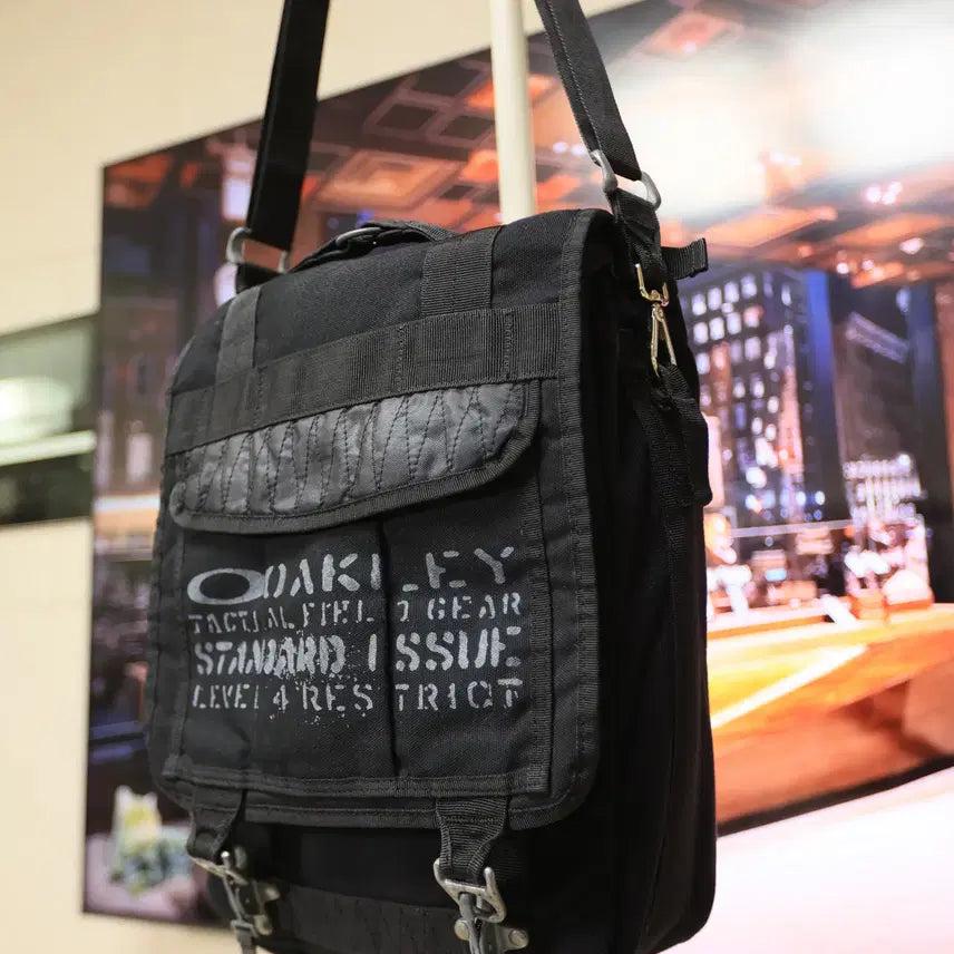 [BUNJANG] Oakley Tactical Messenger Crossbody Bag / 검정 가방 하나로 코디 끝내는 오클리 메신저
