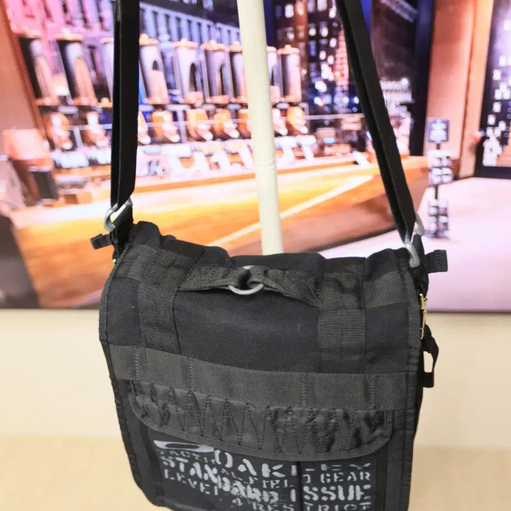 [BUNJANG] Oakley Tactical Messenger Crossbody Bag / 검정 가방 하나로 코디 끝내는 오클리 메신저