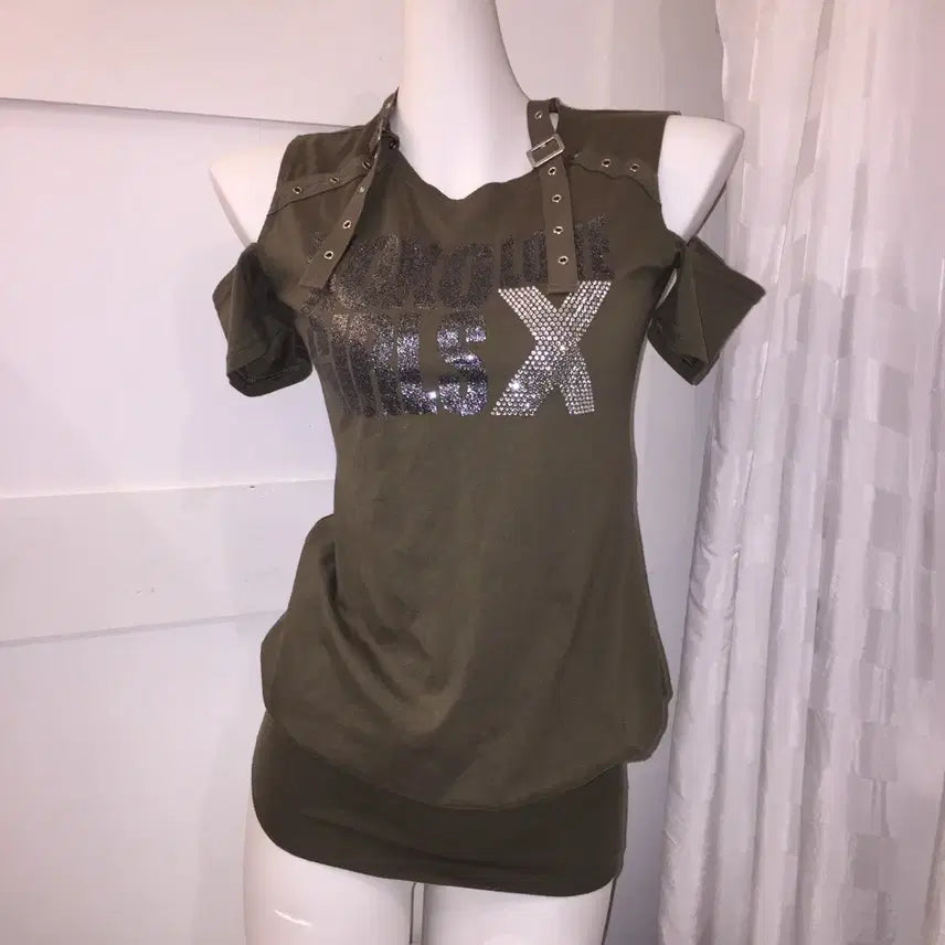 [BUNJANG] Vintage Punk Gyaru Khaki Hotfix Strap Off-Shoulder Short-Sleeve T-Shirt / Vintage 펑크 갸루 카키 핫픽스 스트랩 오프숄더 반팔티