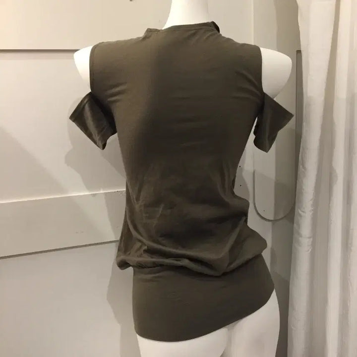 [BUNJANG] Vintage Punk Gyaru Khaki Hotfix Strap Off-Shoulder Short-Sleeve T-Shirt / Vintage 펑크 갸루 카키 핫픽스 스트랩 오프숄더 반팔티