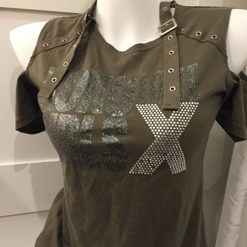 [BUNJANG] Vintage Punk Gyaru Khaki Hotfix Strap Off-Shoulder Short-Sleeve T-Shirt / Vintage 펑크 갸루 카키 핫픽스 스트랩 오프숄더 반팔티