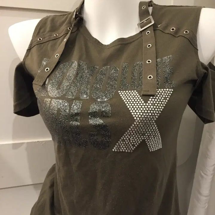 [BUNJANG] Vintage Punk Gyaru Khaki Hotfix Strap Off-Shoulder Short-Sleeve T-Shirt / Vintage 펑크 갸루 카키 핫픽스 스트랩 오프숄더 반팔티