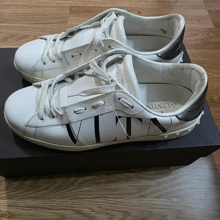 [BUNJANG] Valentino White VLTN Logo Sneakers / 발렌티노 화이트 스니커즈