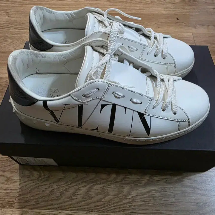 [BUNJANG] Valentino White VLTN Logo Sneakers / 발렌티노 화이트 스니커즈
