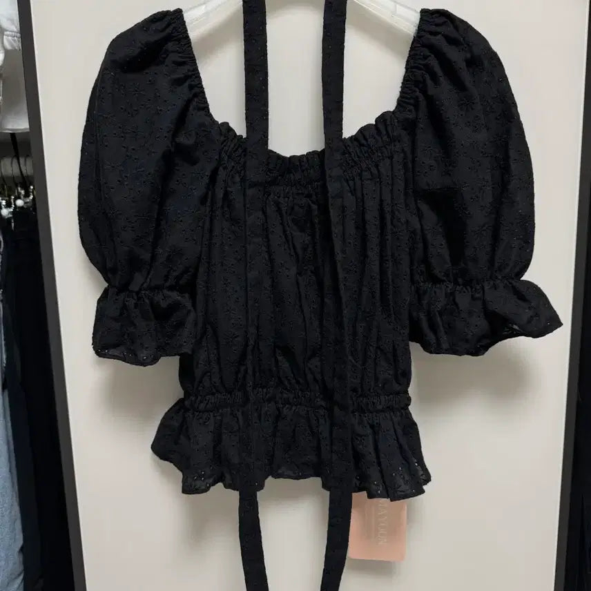 [BUNJANG] Meiyun Punching Black Blouse / 메이윤 펀칭 블랙 블라우스