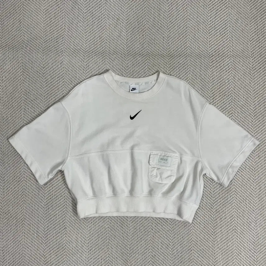[BUNJANG] Nike White Pocket Cropped T-shirt / 나이키 화이트 포켓 반팔 크롭맨투맨
