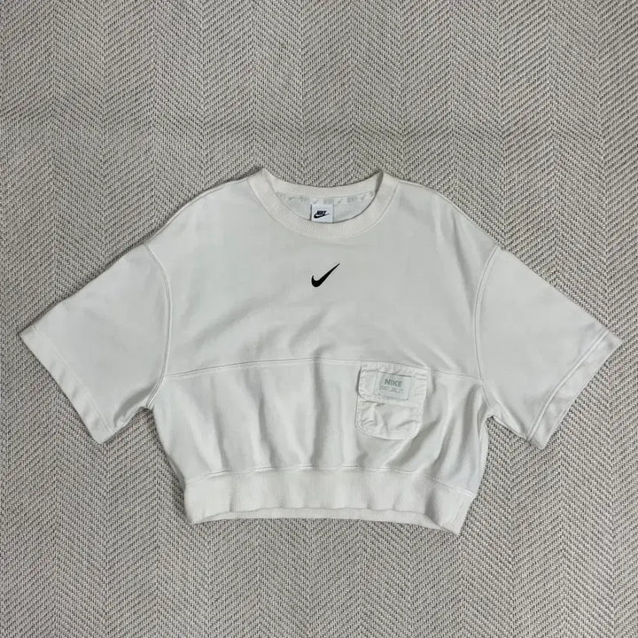 [BUNJANG] Nike White Pocket Cropped T-shirt / 나이키 화이트 포켓 반팔 크롭맨투맨