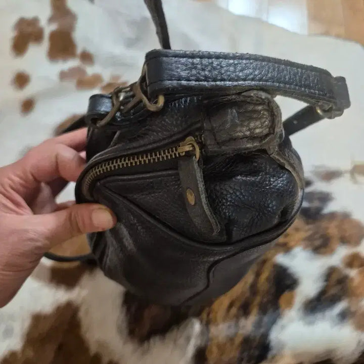 [BUNJANG] Black Leather Drawstring Crossbody Bag / 블랙 양가죽 드로우스트링 크로스백